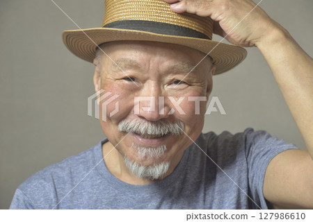 滿臉鬍鬚的微笑老人 127986610