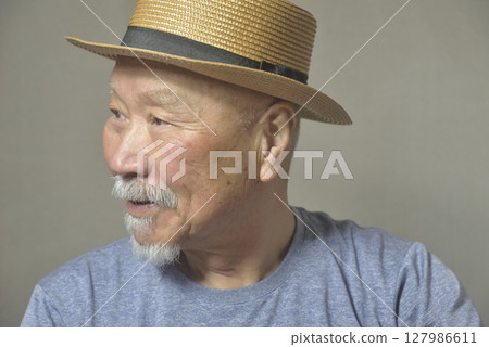 滿臉鬍鬚的微笑老人 127986611