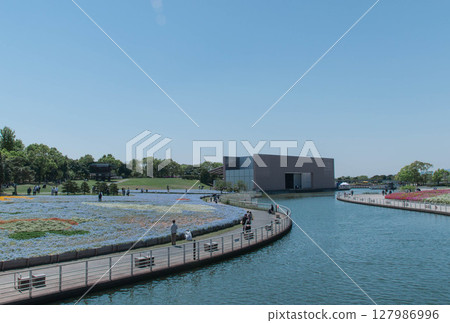 A park with a canal, flowers blooming in the park, Lake Hamana Garden Park with a blue sky, gardening, spring flowers blooming in abundance A park with a canal, flowers blooming in the park, Lake Hamana Garden Park with a blue sky, gardening, spring flowers blooming in abundance 127986996