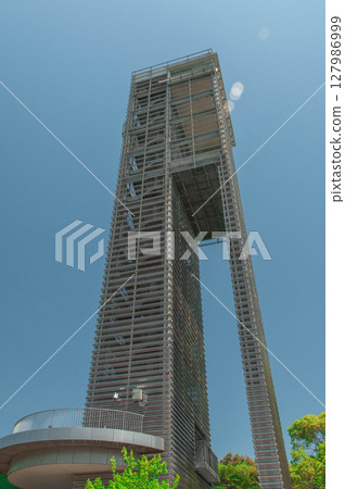 藍天白雲下的地標塔 公園裡盛開的花朵 濱名湖花園 藍天下的公園 園藝 春天 藍天白雲下的地標塔 公園裡盛開的花朵 濱名湖花園 藍天下的公園 園藝 春天 127986999