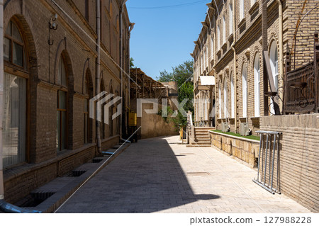 布哈拉歷史悠久的磚砌建築和鵝卵石街道 127988228
