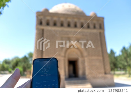 智慧型手機上查看布哈拉的溫度和建築物 智慧型手機上查看布哈拉的溫度和建築物 127988241