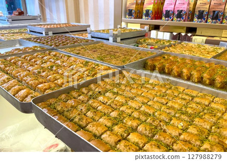 巴庫的一家糖果店出售含有大量開心果的果仁蜜餅 巴庫的一家糖果店出售含有大量開心果的果仁蜜餅 127988279