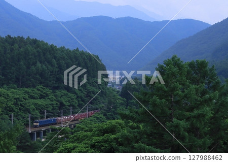 一列由EF64-1033牽引的貨運列車在晴朗的雨天行駛在木曾路，沿途綠意盎然。拍攝於2025年7月1日 127988462
