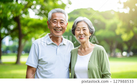 擁抱與微笑的資深夫婦 127988533