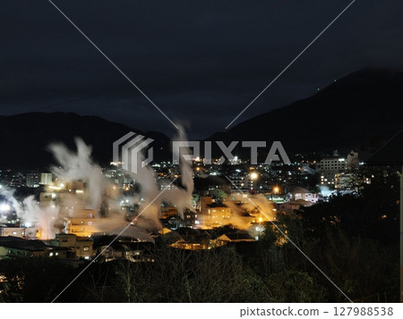 煙霧繚繞,燈火璀璨的山谷-鐵輪溫泉的夜景 煙霧繚繞,燈火璀璨的山谷-鐵輪溫泉的夜景 127988538