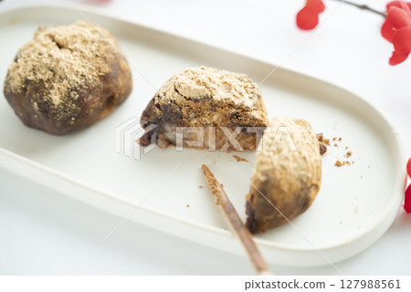 Delicious Japanese sweets 127988561