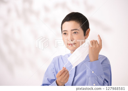 中年婦女摘下口罩 127988581