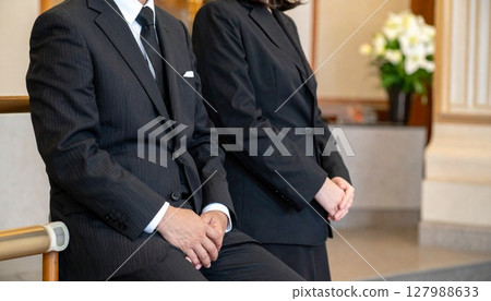 葬禮上,男男女女靜靜地坐著 葬禮上,男男女女靜靜地坐著 127988633