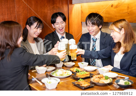 飲酒聚會:年輕人在居酒屋舉杯 飲酒聚會:年輕人在居酒屋舉杯 127988912