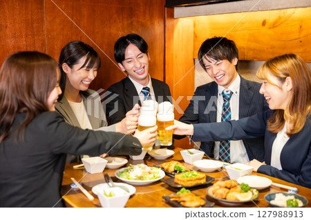 Drinking party: Young people toasting at an izakaya Drinking party: Young people toasting at an izakaya 127988913