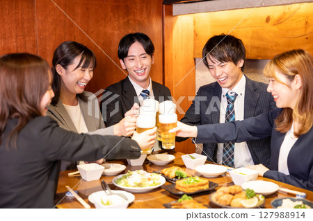 飲酒聚會：年輕人在居酒屋舉杯 127988914