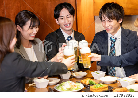 Drinking party: Young people toasting at an izakaya 127988923