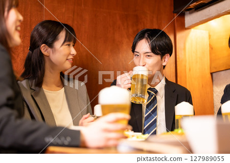 酒會：男人和女人在居酒屋喝酒 127989055