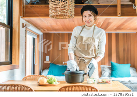 母親、媽媽、家庭主婦在家庭旅行、小屋、平房上準備飯菜 127989551