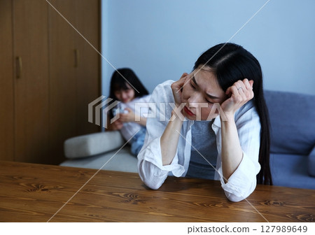 Image of a worried single mother Image of a worried single mother 127989649