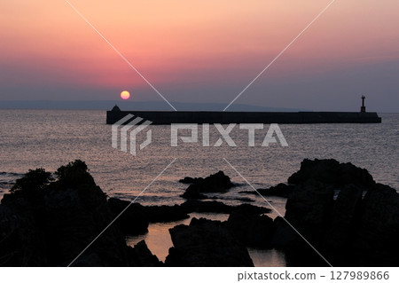 Yakushima: Morning sun seen from Awa 127989866