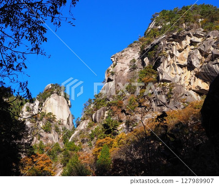 Shosenkyo, a famous spot for viewing autumn leaves in Yamanashi Prefecture Shosenkyo, a famous spot for viewing autumn leaves in Yamanashi Prefecture 127989907