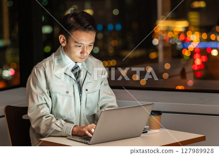 一名員工晚上在辦公室使用電腦 127989928