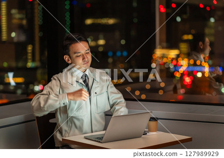 一名工作人員夜間在辦公室操作電腦 127989929