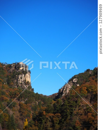 Shosenkyo, a famous spot for viewing autumn leaves in Yamanashi Prefecture 127989989