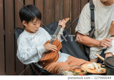 彈奏烏克麗麗的小學男孩 127990044