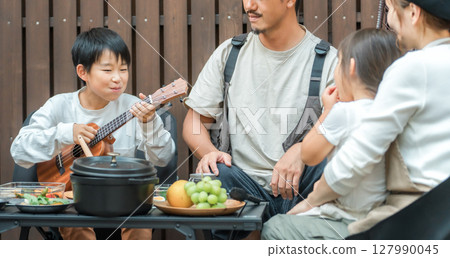 家庭在木質甲板上用餐(豪華露營、戶外、別墅、小屋) 家庭在木質甲板上用餐(豪華露營、戶外、別墅、小屋) 127990045