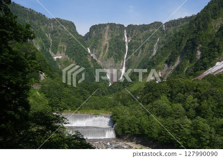 稱名瀑布和函乃木瀑布是日本最高的瀑布,位於富山縣立山町。 稱名瀑布和函乃木瀑布是日本最高的瀑布,位於富山縣立山町。 127990090