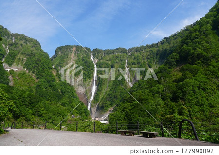 Shomyo Falls and Hannoki Falls, the tallest waterfalls in Japan, are located in Tateyama Town, Toyama Prefecture. 127990092