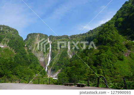 Shomyo Falls and Hannoki Falls, the tallest waterfalls in Japan, are located in Tateyama Town, Toyama Prefecture. 127990093