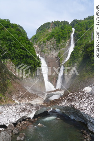 Shomyo Falls and Hannoki Falls, the tallest waterfalls in Japan, are located in Tateyama Town, Toyama Prefecture. 127990096