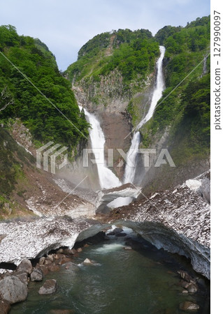 Shomyo Falls and Hannoki Falls, the tallest waterfalls in Japan, are located in Tateyama Town, Toyama Prefecture. 127990097