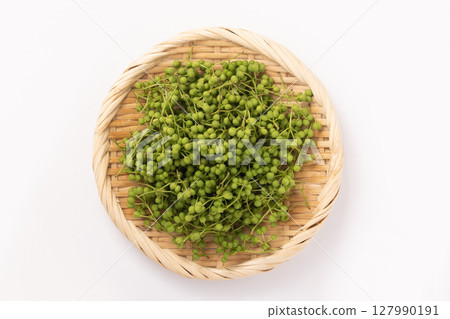 Sansho fruit 127990191