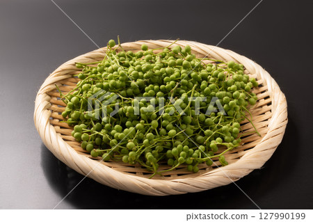 Sansho fruit 127990199