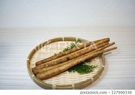 新鮮的栗色 新鮮的栗色 127990336