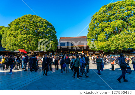 [Tokyo] The main hall of Meiji Shrine, visited by many people 127990453