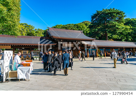 [Tokyo] Meiji Shrine, visited by many people 127990454