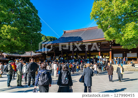 [Tokyo] The main hall of Meiji Shrine, visited by many people 127990455