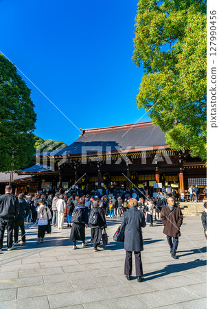 [Tokyo] The main hall of Meiji Shrine, visited by many people 127990456