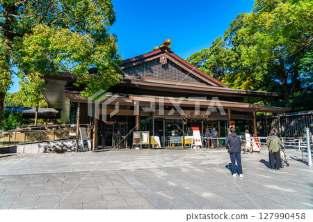 [Tokyo] Meiji Shrine's Kagura Hall, surrounded by lush nature 127990458