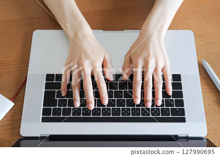 一個女人的手來操作個人電腦 127990695