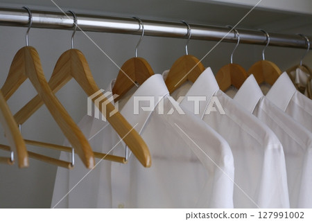 房間衣櫃存放衣服 127991002