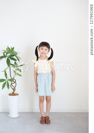 孩子穿著夏裝,全身 孩子穿著夏裝,全身 127991069