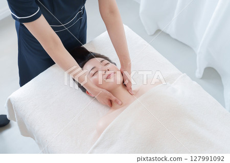 一位女士去美容院 127991092