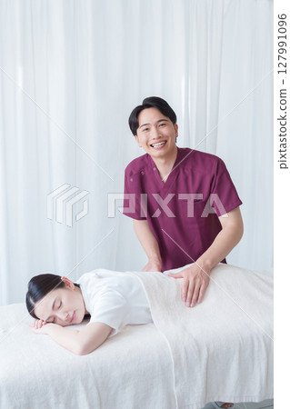 一名婦女在整骨診所接受治療 127991096