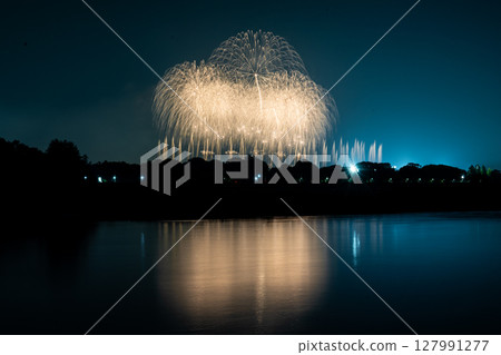 東京賽馬場的金色煙火在多摩川上美麗地倒映 127991277