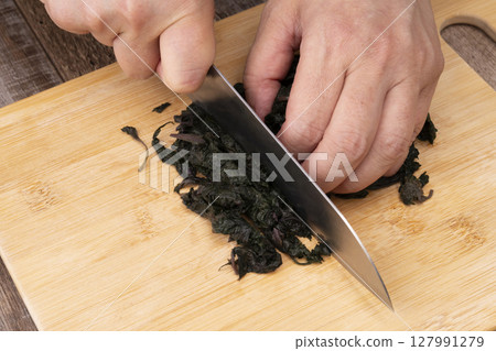 The process of making furikake using the shiso husks that were used to make the red shiso syrup 127991279