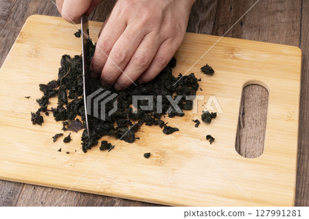 使用製作紅紫蘇糖漿的紫蘇殼製作拌飯香鬆的過程 127991281