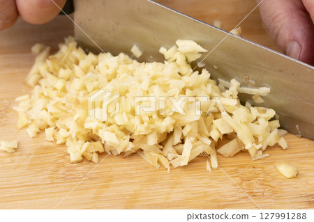 使用製作紅紫蘇糖漿的紫蘇殼和切碎的生薑製作拌飯料的過程 127991288