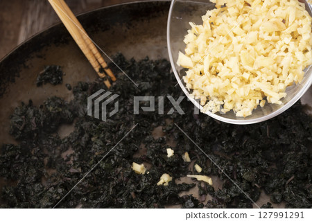使用製作紅紫蘇糖漿的紫蘇殼製作拌飯香鬆的過程 使用製作紅紫蘇糖漿的紫蘇殼製作拌飯香鬆的過程 127991291